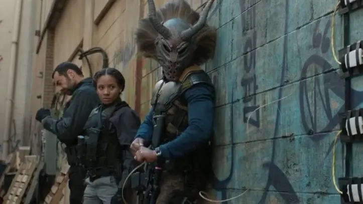 Nabiyah Be e Michael B. Jordan em cena de Pantera Negra
