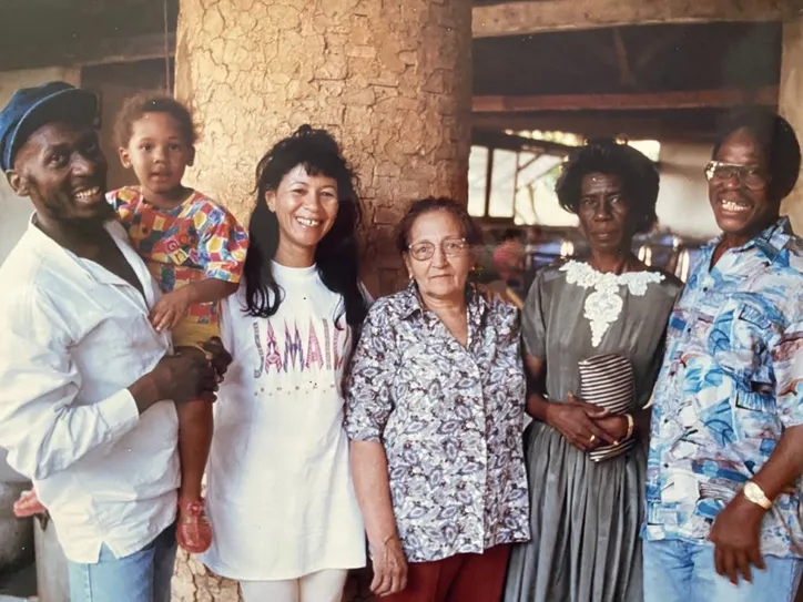 Com o pai, Jimmy Cliff, a mãe, vó materna e tios paternos