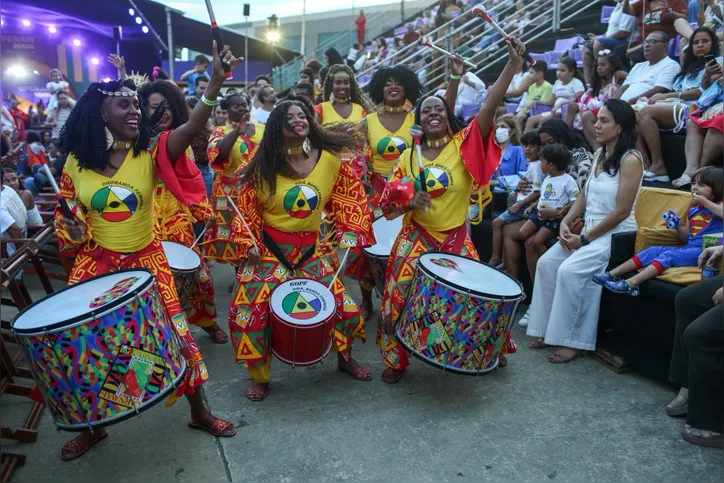 Banda Didá interagindo com o público