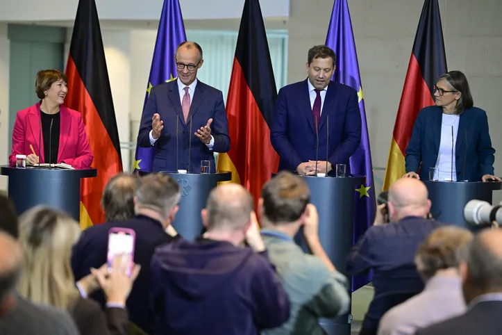 Presidente da VDA, Hildegard Mueller; o chanceler alemão Friedrich Merz; o ministro das Finanças alemão Lars Klingbeil; e Christiane Benner, líder do sindicato IG Metall