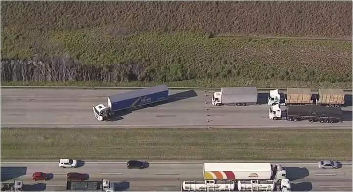 Motorista deixa carreta atravessada no Rodoanel