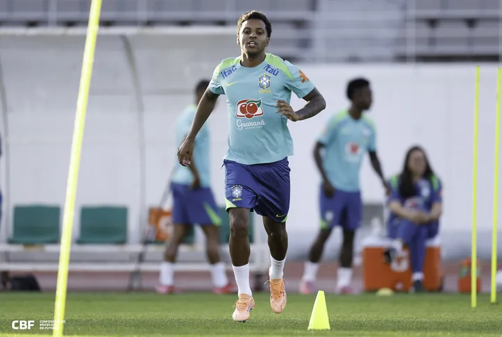 Rodrygo durante treino da Seleção em Seul