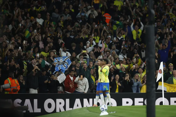 Estevão comemora com Bruno Gruimarães mais um gol pelo Brasil