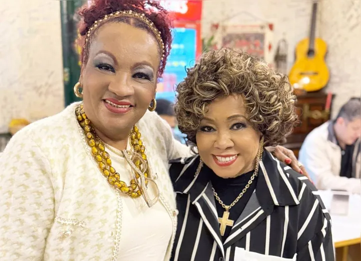 Andreza Sá e a aniversariante Marrom, no Estoril