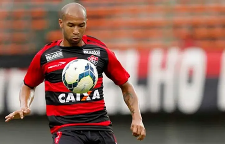 Dinei em campo pelo Vitória