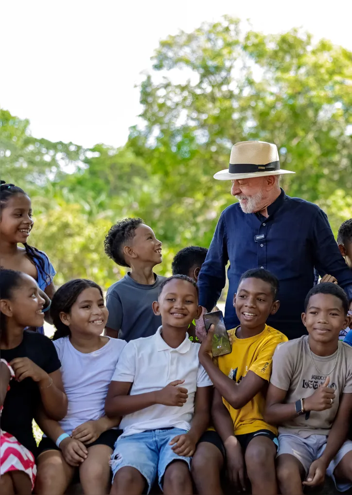 Lula com crianças  na Amazônia