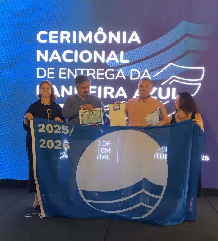 Imagem ilustrativa da imagem Camaçari celebra sétimo ano consecutivo do selo Bandeira Azul em Guarajuba na praia do Paraíso