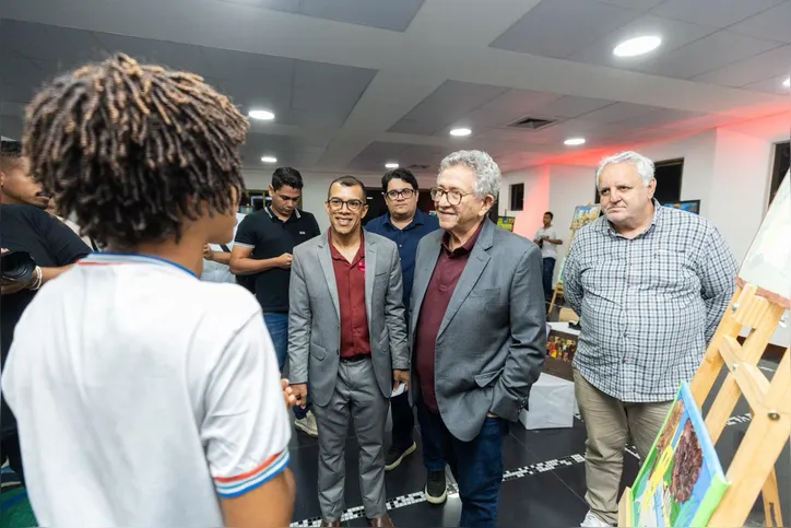 Prefeito de Camaçari, Luiz Caetano, em conversa com estudantes
