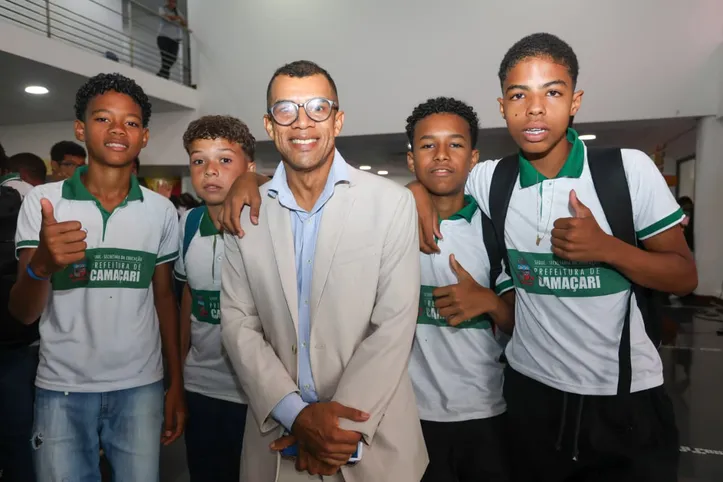 Secretário de Educação, professor Márcio Neves ao lado dos estudantes