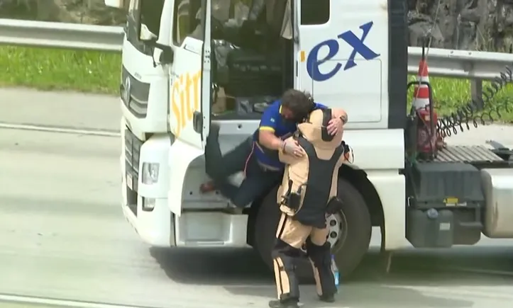 Imagem ilustrativa da imagem Caminhoneiro é sequestrado e ameaça de bomba fecha Rodoanel