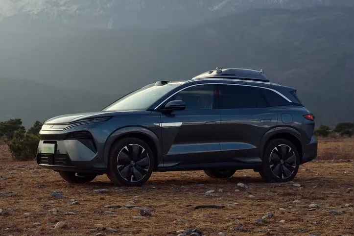 Imagem ilustrativa da imagem Carro da BYD que estaciona sozinho chega ao Brasil; conheça o Atto 8