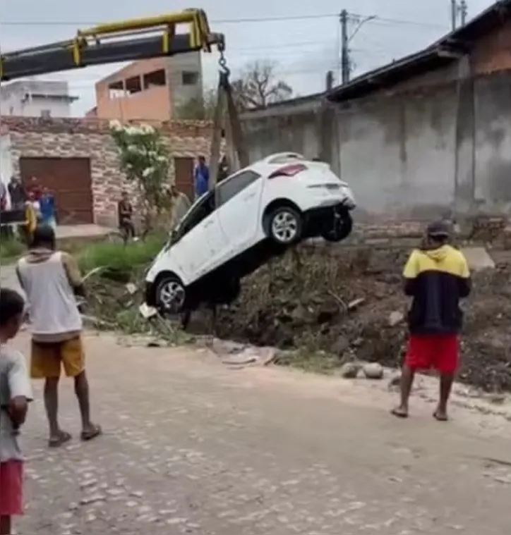 Veículo foi retirado do córrego na manhã desta sexta-feira, 21