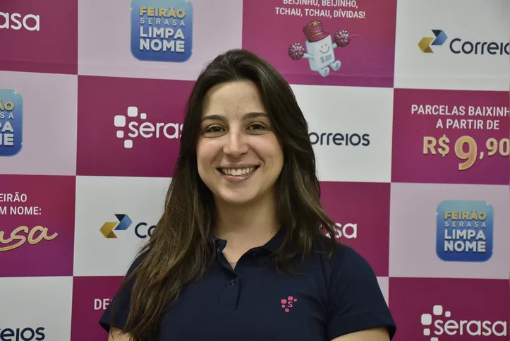 Especialista em educação financeira da Serasa, Aline Vieira na agência do Correio no comércio