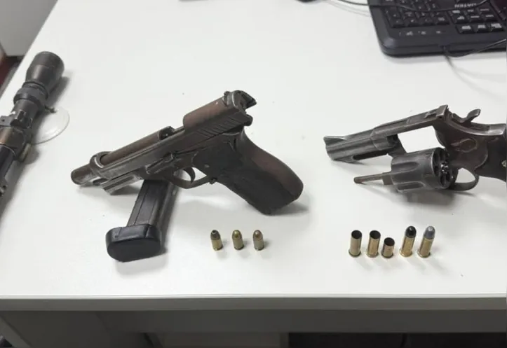 Armas apreendidas com os criminosos