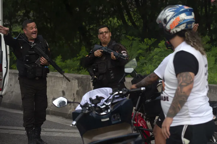 Policiais do Rio de Janeiro fazem blitz e parem motociclistas