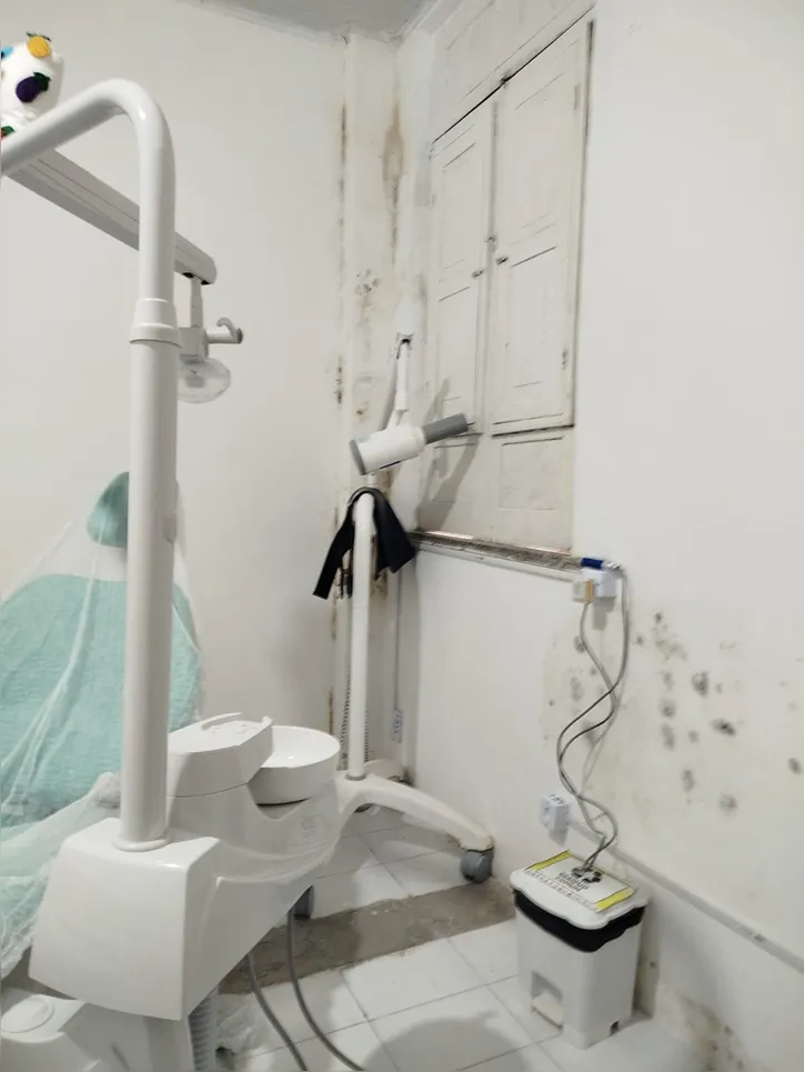 Consultório odontológico com mofo