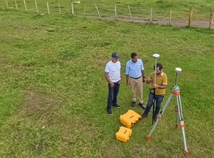 Thiancle Araújo e Dr. Frederico Wanderley no terreno onde será construído o novo equipamento