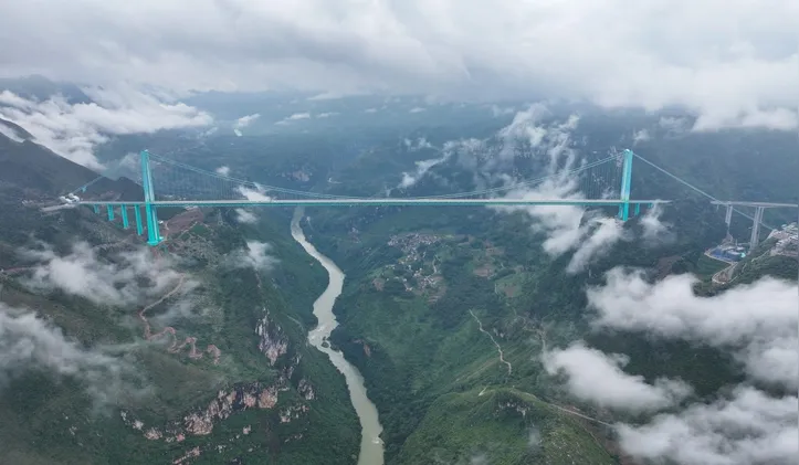 A ponte do Grand Canyon de Huajiang, na China