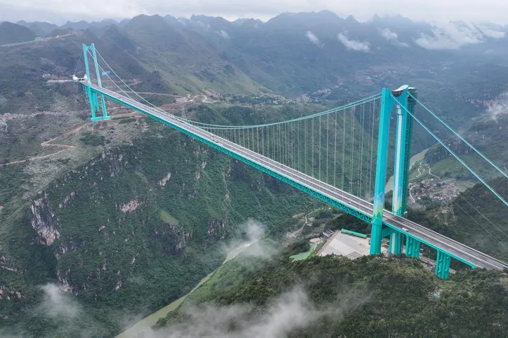 A ponte do Grand Canyon de Huajiang, na China