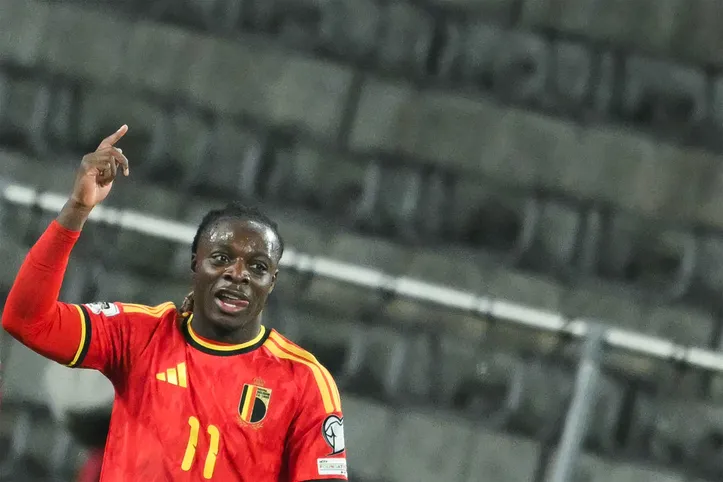 O atacante belga número 11, Jeremy Doku, comemora após marcar o terceiro gol de sua equipe