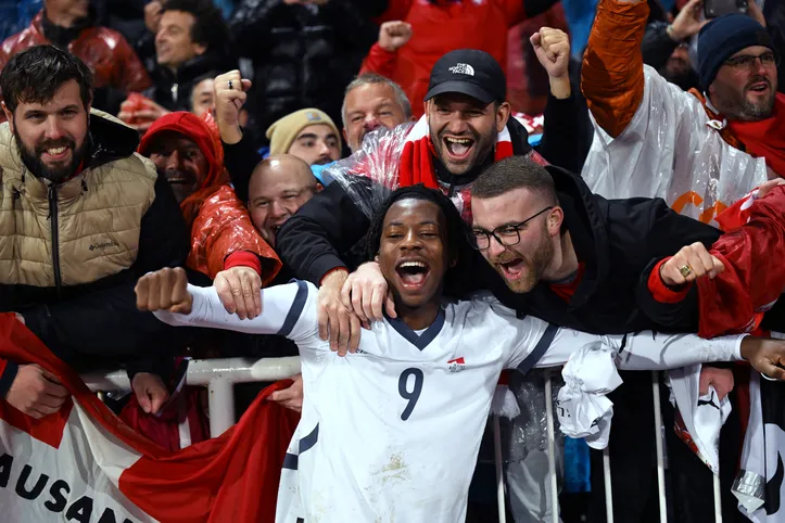 O meio-campista suíço nº 9, Johan Manzambi, comemora a classificação com torcedores