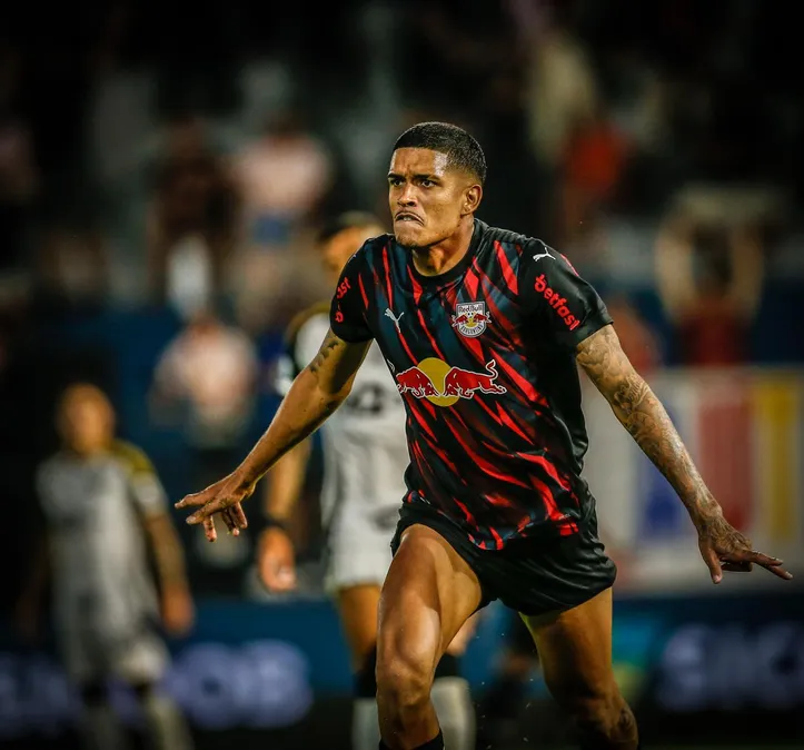 Lucas Barbosa comemorando gol pelo Bragantino