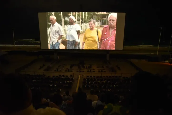Tela possui altura de um prédio de quatro andares