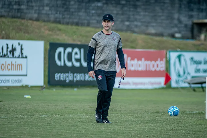 Léo Condé comandou o Vitória nos títulos da Série B 2023 e Baianão 2024
