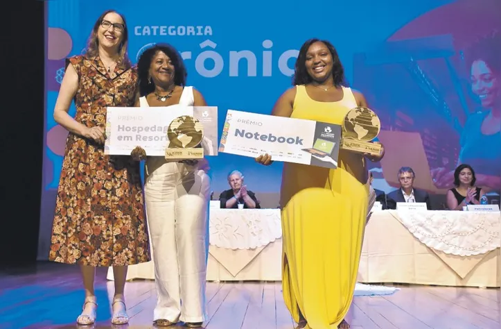 Mariana Carneiro premiou Tailane e a professora Nerivalda, vencedoras da categoria Crônica