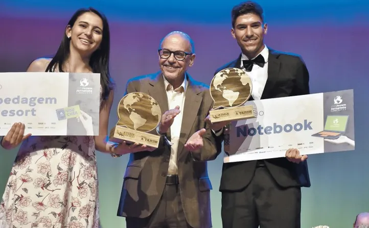 Lucas Daniel e professora Juliana, 1º lugar em Artigo, foram premiados por Luiz Gavazza