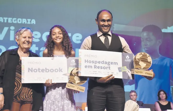 Ana e professor Agildo, vencedores de Videorreportagem, receberam o prêmio de Carmela (ABI)