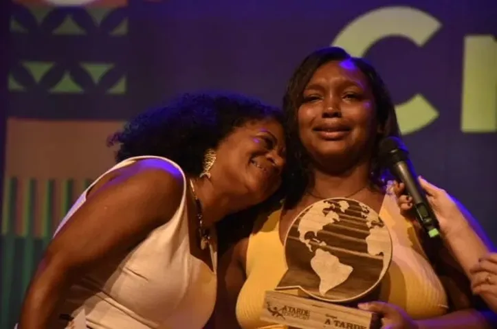 Tailane Sâmara Souza dos Santos Silva, segura prêmio de 1º lugar na categoria crônica.