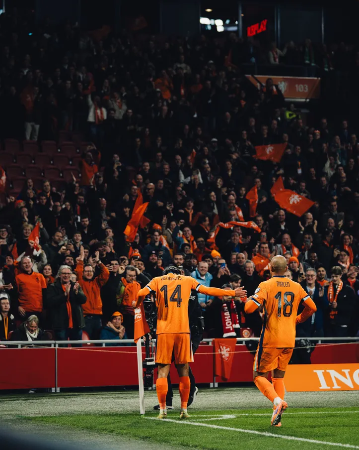 Tijjani Reijnders comemorando gol pela Holanda