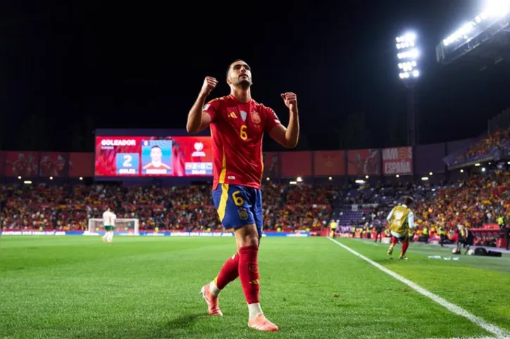 Mikel Merino marcou dois gols pela Espanha
