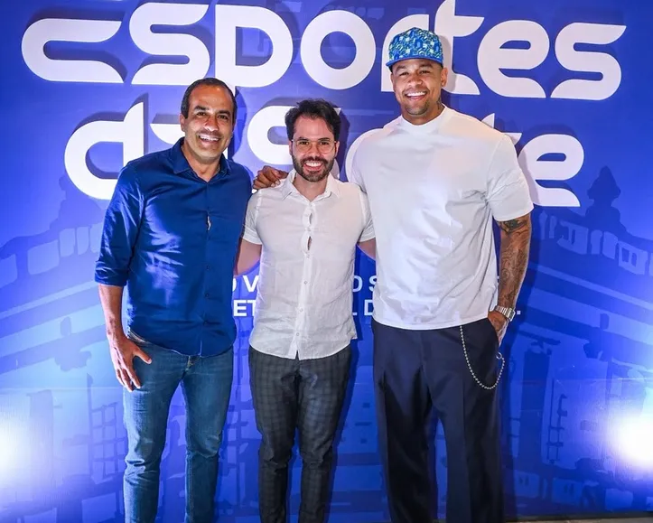 Bruno Reis, prefeito de Salvador, Darwin Filho, CEO Esportes da Sorte, e o cantor Léo Santana