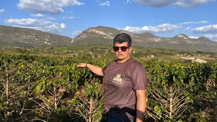 A agrônoma e presidente da associação, Tadeane Matos, guia a imersão no Agrocafé Igaraçu