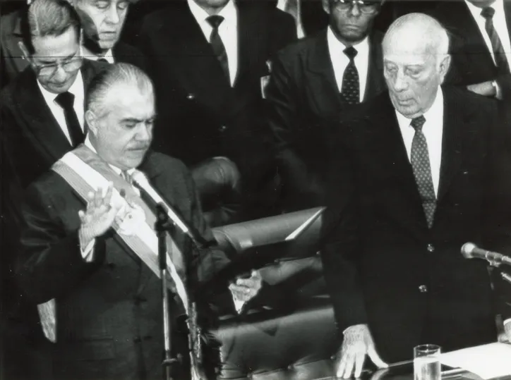 José Sarney, o 1º presidente civil após a ditadura, e Ulysses Guimarães, presidente da Assembleia Constituinte, juram obediência à Constituição