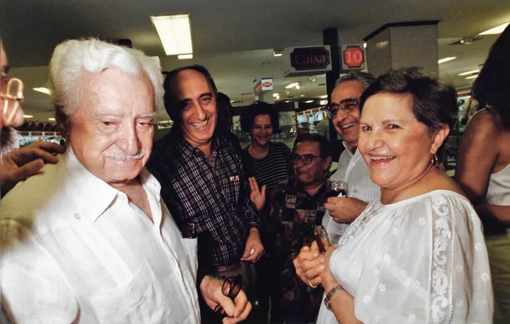 Pepe com dois grandes amigos que já partiram, Jorge Amado e Zélia Gattai, em registro feito em uma das lojas da Perini