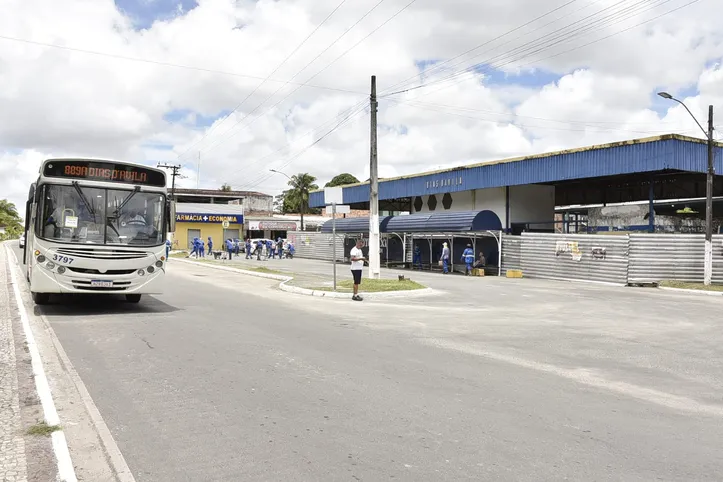 O que já foi uma rodoviária, atualmente mal serve de abrigo para os passageiros do transporte público