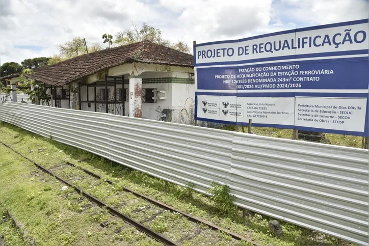 A placa que anuncia a requalirficação contrasta com as ruínas da estação de trem imortalizada por Raul Seixas