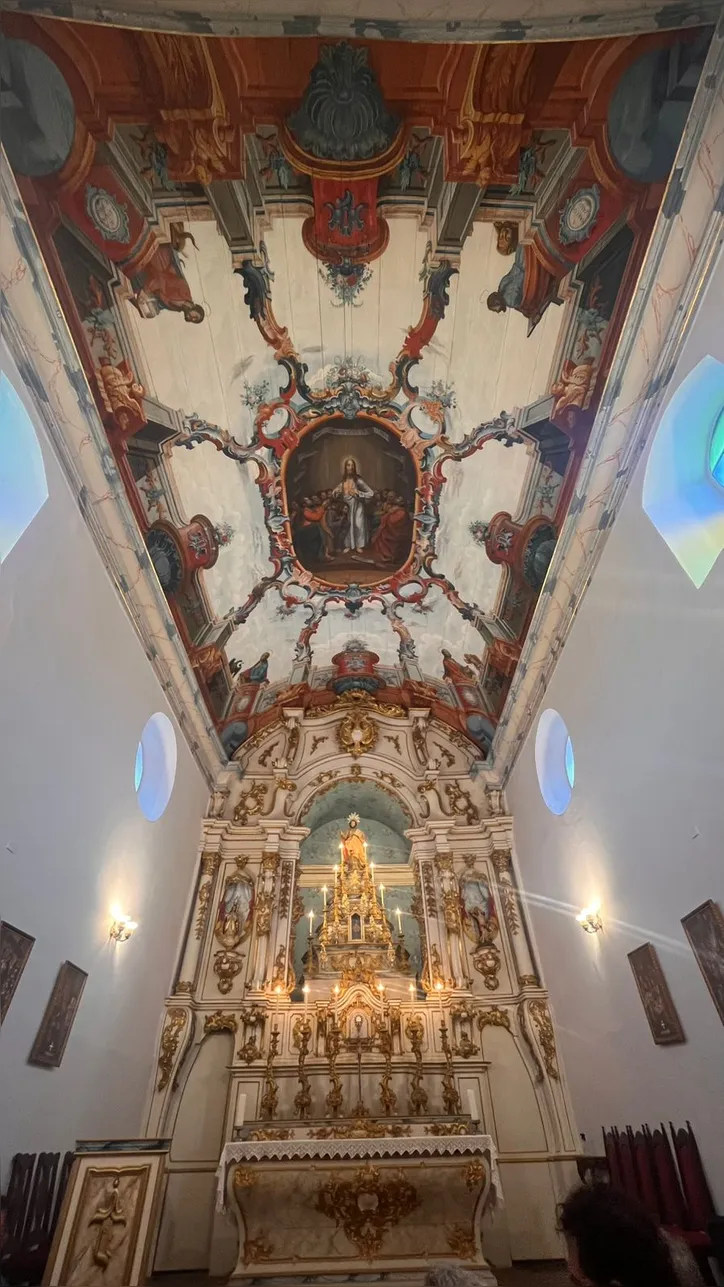 Imagem do teto da igreja