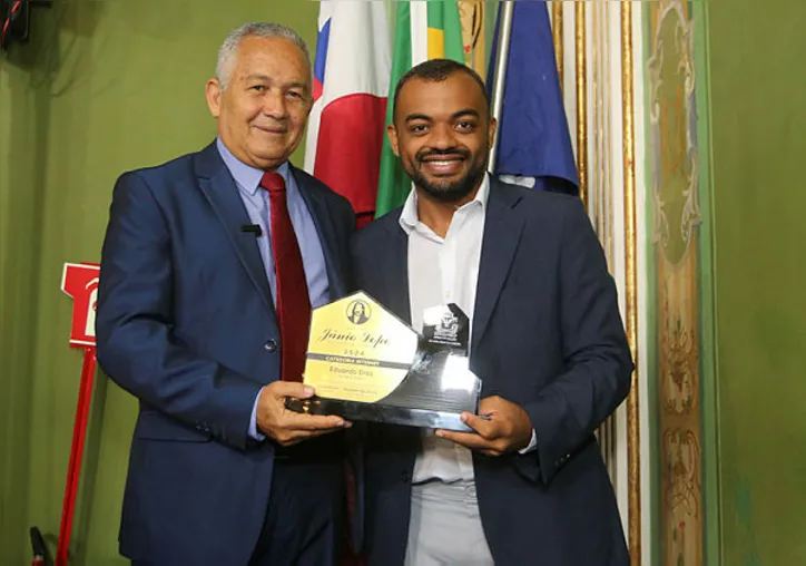 Eduardo Dias e o vereador Téo Senna, autor da honraria