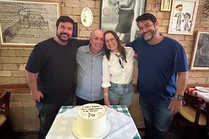 Zé Henriques brinda a vida ao lado de amigos e familiares