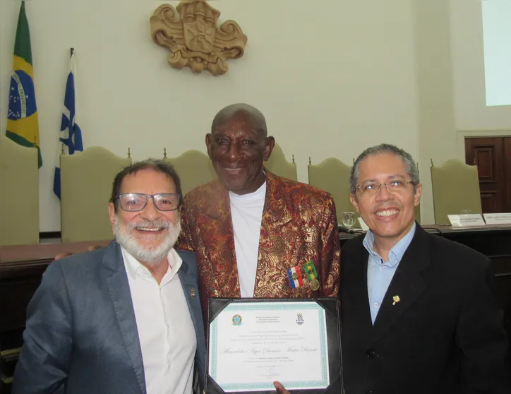 Paulo Miguez, reitor da UFBA, mestre Manoel Dionísio e Paulo de Tarso