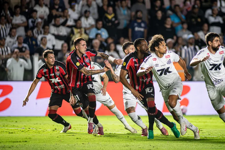 Vitória venceu o Santos e complicou o adversário na luta contra o rebaixamento