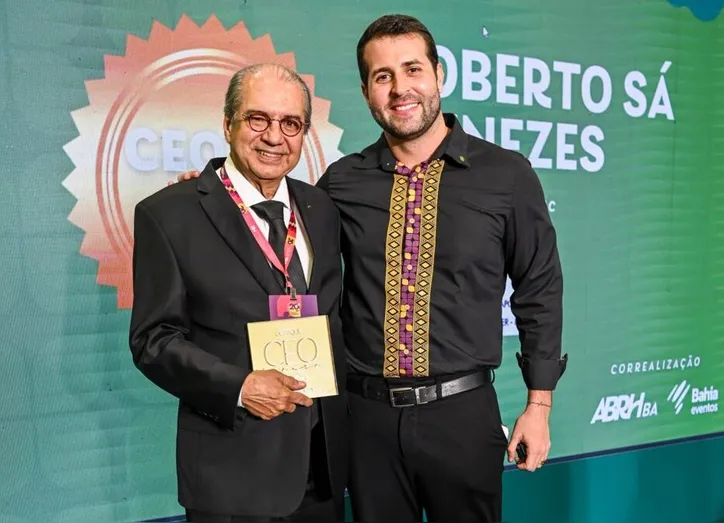 Roberto Sá Menezes é homenageado com Selo CEOs de Ouro