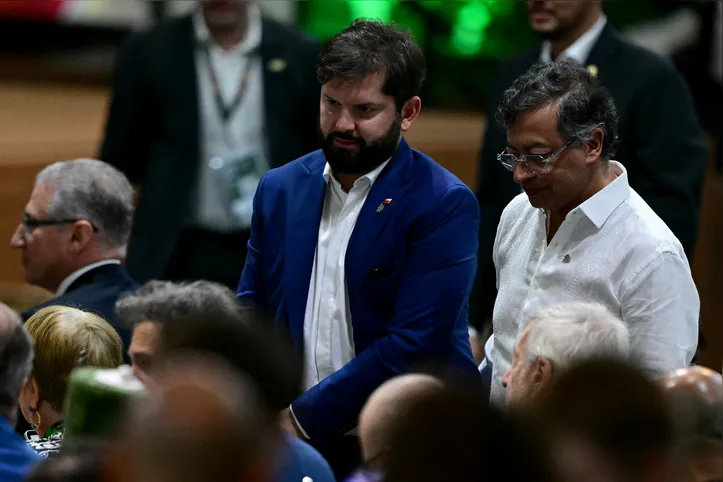 O presidente do Chile, Gabriel Boric (C), e o presidente da Colômbia, Gustavo Petro