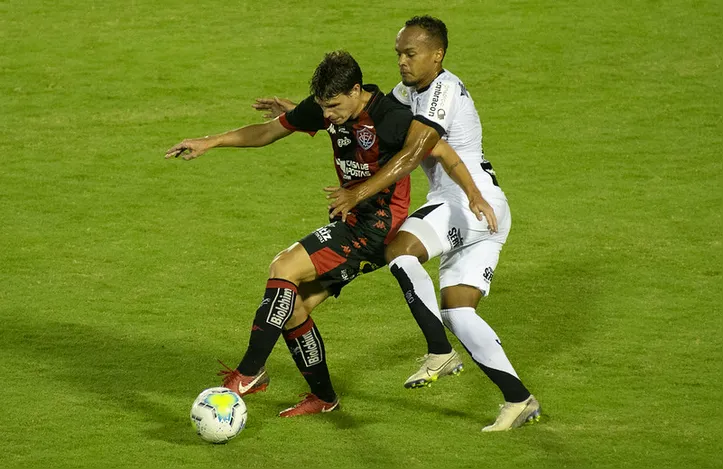 Vico sendo marcado por Bruno Pacheco em Vitória 3x4 Ceará pela Copa do Brasil de 2020