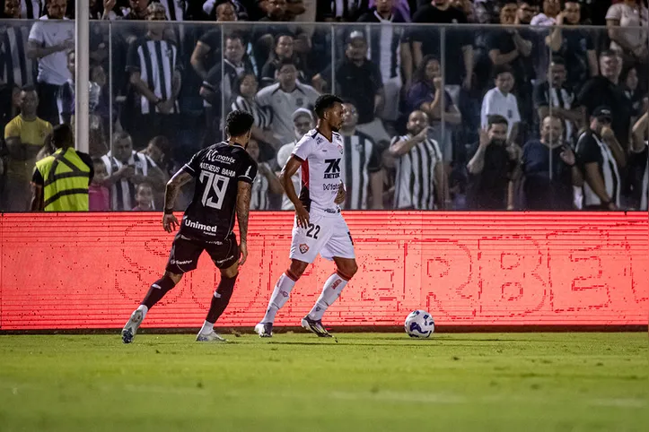 Matheus Bahia e Lucas Braga no último encontro entre Vitória e Ceará