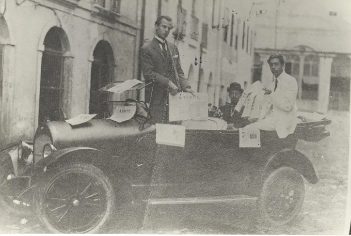 Ernesto Simões Filho em carro aberto, acompanhado de auxiliares, deixa as oficinas de A TARDE para distribuir pessoalmente os exemplares do jornal